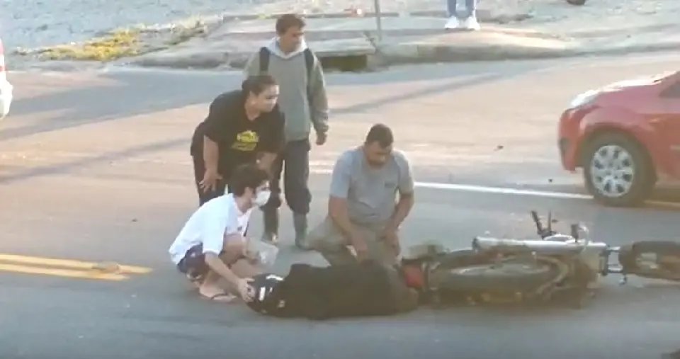 (V&Iacute;DEO) EM ATUALIZA&Ccedil;&Atilde;O: Acidente envolve moto e carro no bairro Souza Cruz