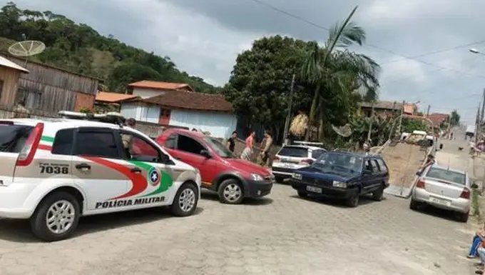 Suspeitos são detidos em desmanche de veículos