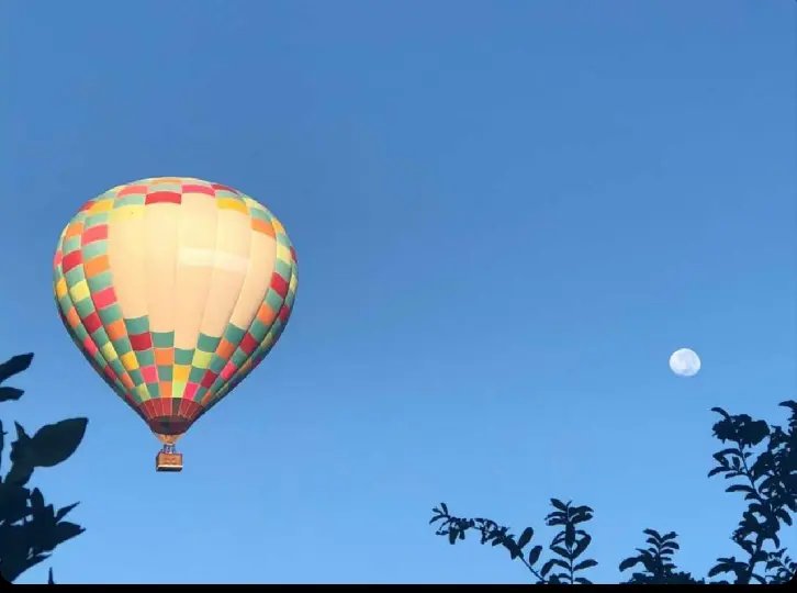 (V&Iacute;DEO) Bal&atilde;o sobrevoa bairro de Brusque e chama aten&ccedil;&atilde;o dos moradores