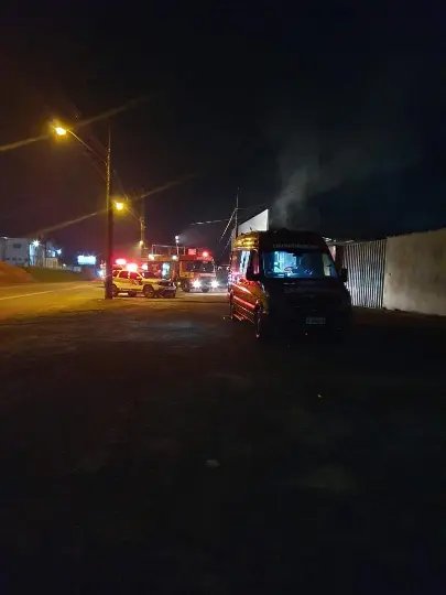 Inc&ecirc;ndio atinge galp&atilde;o &agrave;s margens da rodovia Ivo Silveira