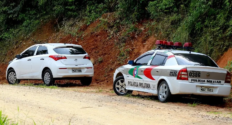 Carro usado por assassinos de policial estava com a placa clonada