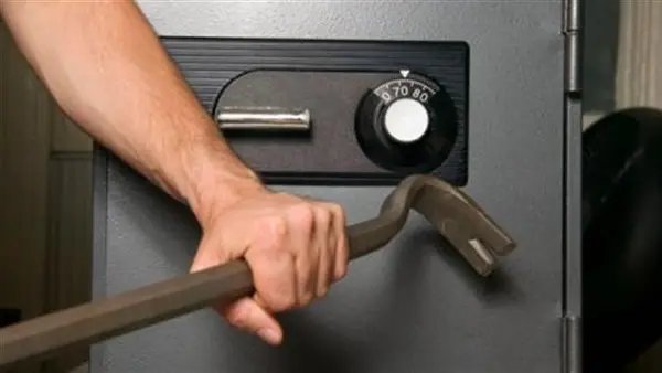 Ladrões invadem estabelecimento e levam R$ 63 mil de cofre