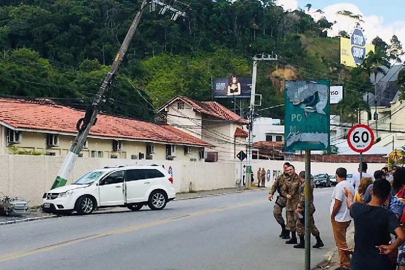  Mulher bate carro contra poste em frente ao Batalh&atilde;o da PM