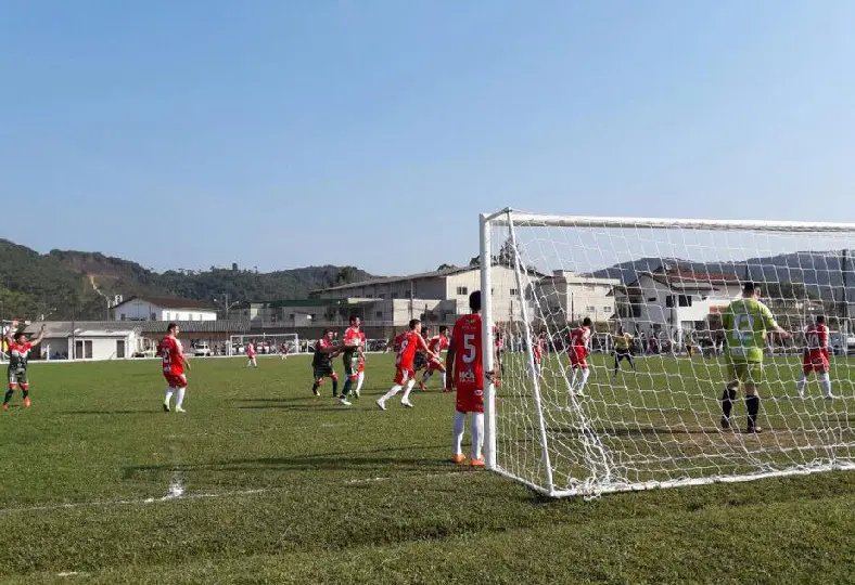 Rodada repleta de gols abre o Municipal de Futebol Amador de Guabiruba