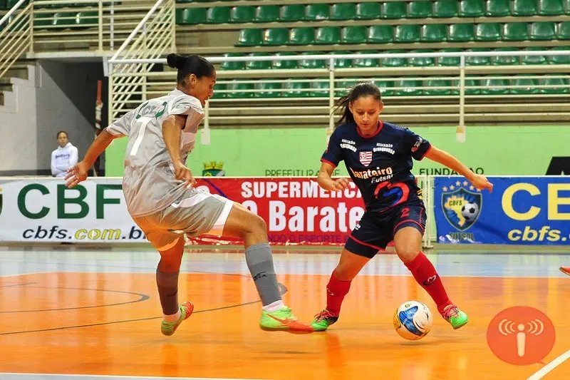 Barateiro goleia cariocas e está na semifinal