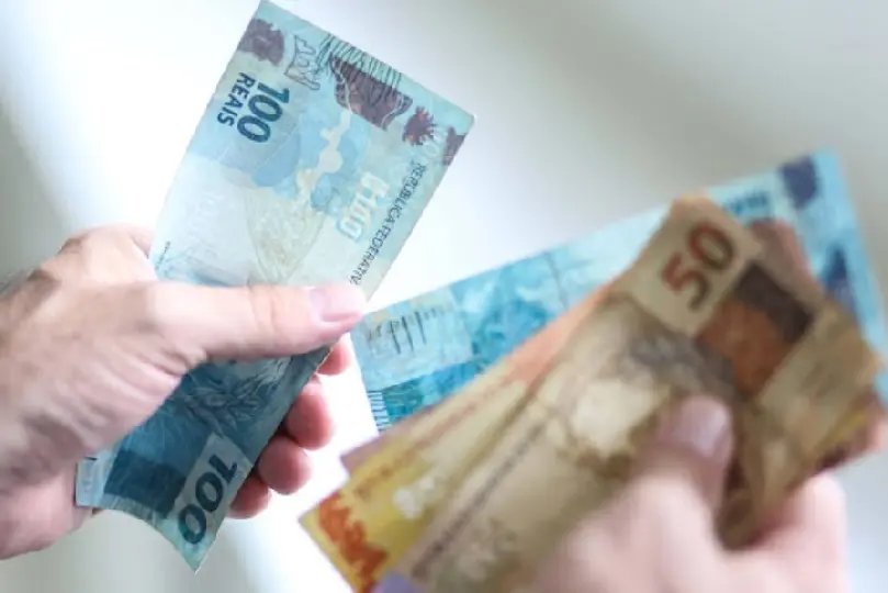 Aux&iacute;lio emergencial &eacute; pago a benefici&aacute;rios do Bolsa Fam&iacute;lia com NIS 6