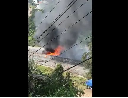 Caminh&otilde;es colidem e pegam fogo na rodovia