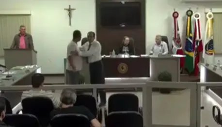Homem embriagado invade Sessão do Poder Legislativo em São João Batista