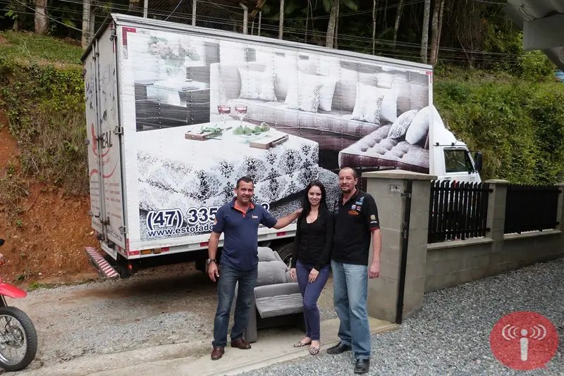 Sofá e dinheiro entregue à ouvintes