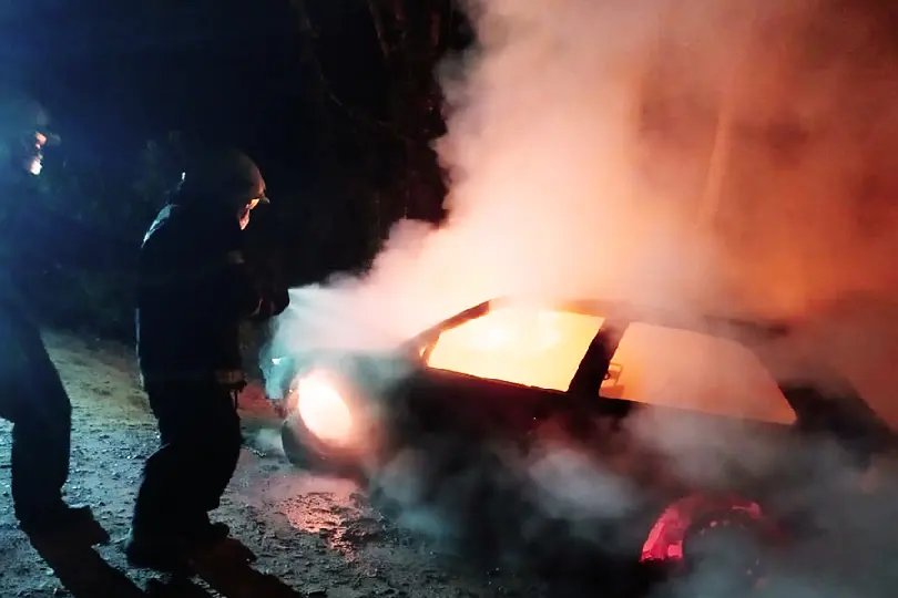 Carro pega fogo no bairro Santa Luzia
