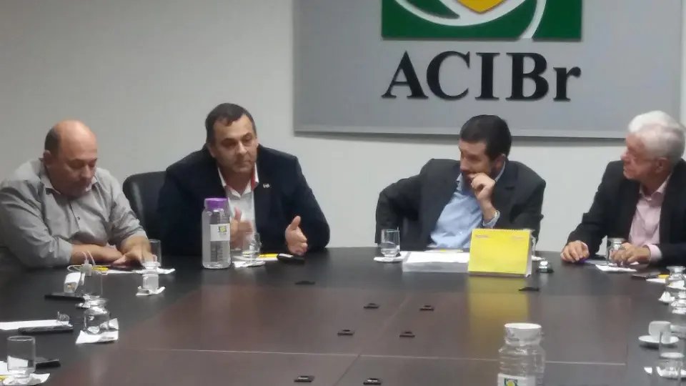 Press&atilde;o pol&iacute;tica &eacute; o caminho para barragem de Botuver&aacute;, diz secret&aacute;rio