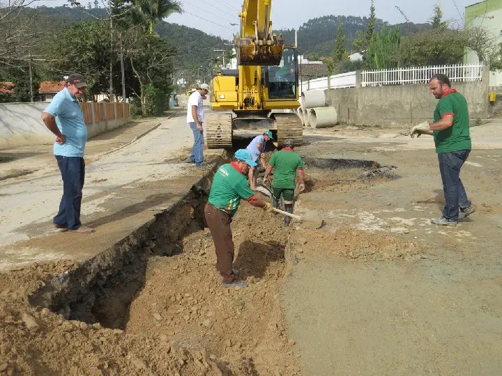 Via recebe implantação de tubulação