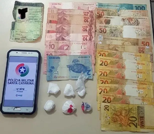 Homem &eacute; preso por tr&aacute;fico no bairro Azambuja