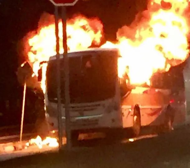 Ônibus que transportava universitários é incendiado, em Itajaí