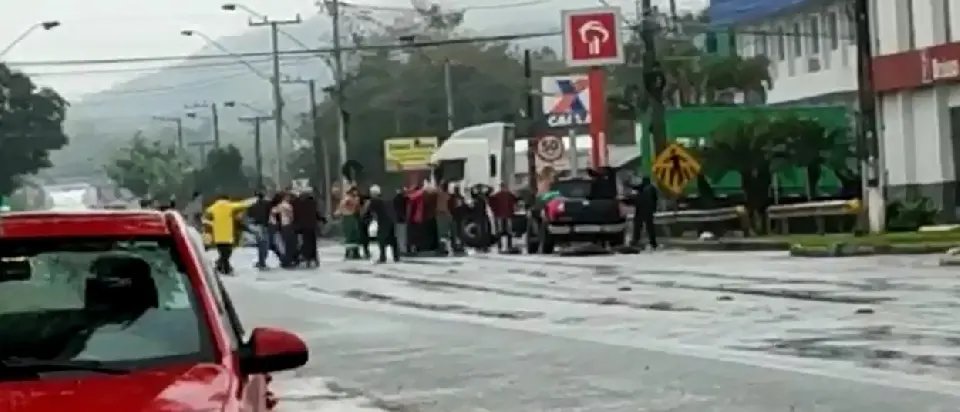 Bandidos assaltam e atiram dentro de ag&ecirc;ncia banc&aacute;ria