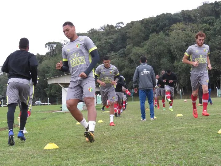 Brusque intensifica prepara&ccedil;&atilde;o de olho na estreia