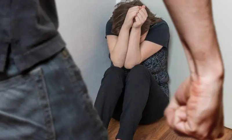 Mulher corre pela rua para fugir das agress&otilde;es do companheiro
