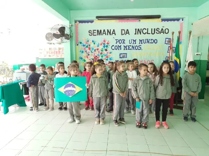 Execu&ccedil;&atilde;o do Hino Nacional: um ato de civismo e amor &agrave; p&aacute;tria nas escolas de Brusque