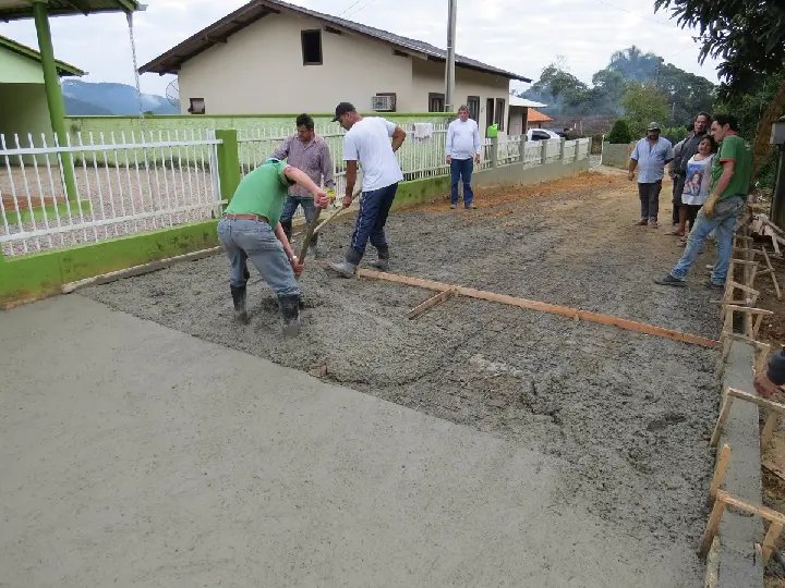 Secretaria de Obras inicia concretagem da Rua ZT 013