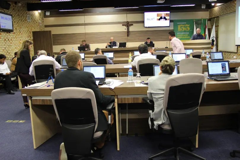 Vereadores derrubam veto do prefeito