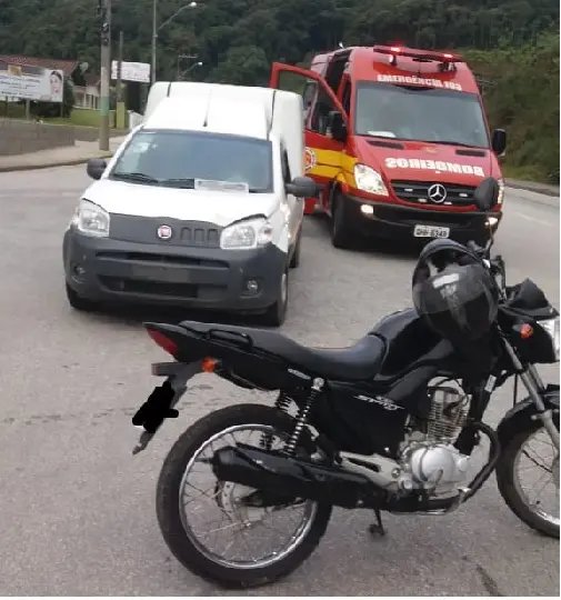 Acidente envolve carro e moto na Rua do Cedro