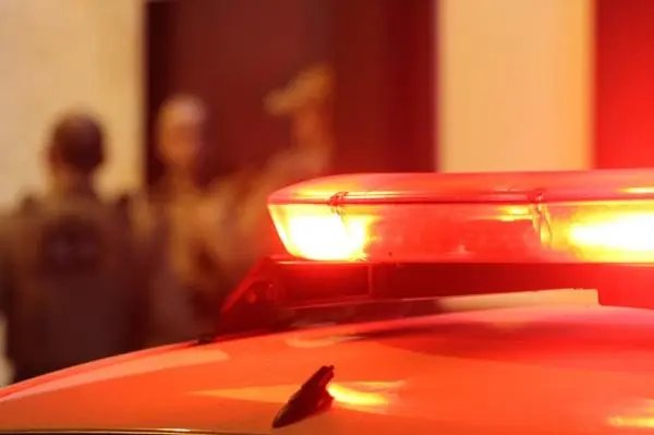 Marido revoltado quebra tudo em casa e detona carro da esposa