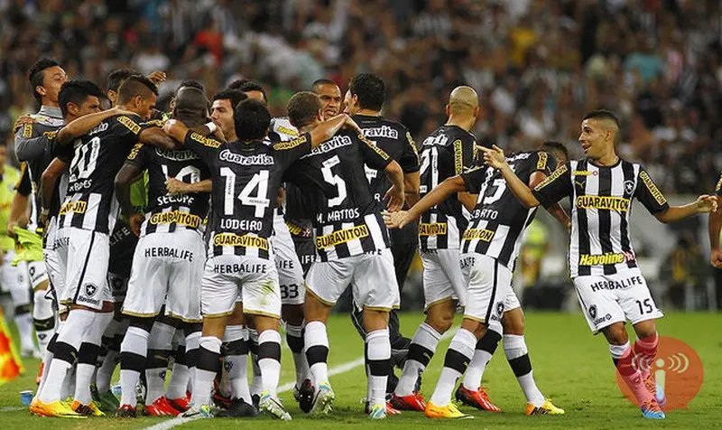 Vitória faz Botafogo voltar à liderança