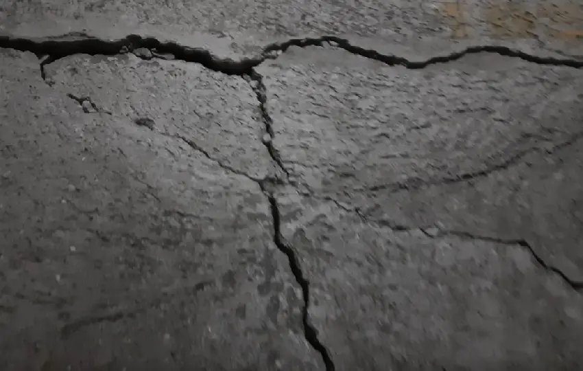 (V&Iacute;DEO) Rachaduras em pr&eacute;dios do condom&iacute;nio preocupam moradores