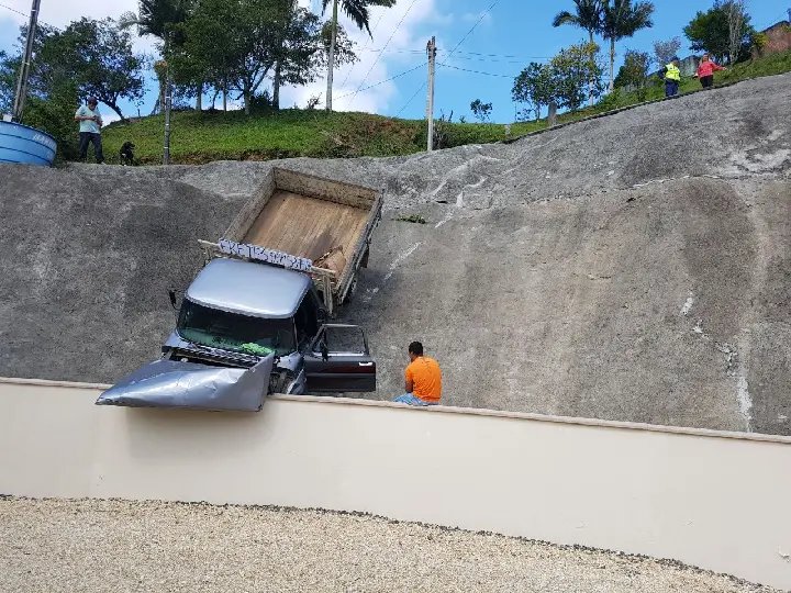 Queda de camionete assusta moradores no São Pedro