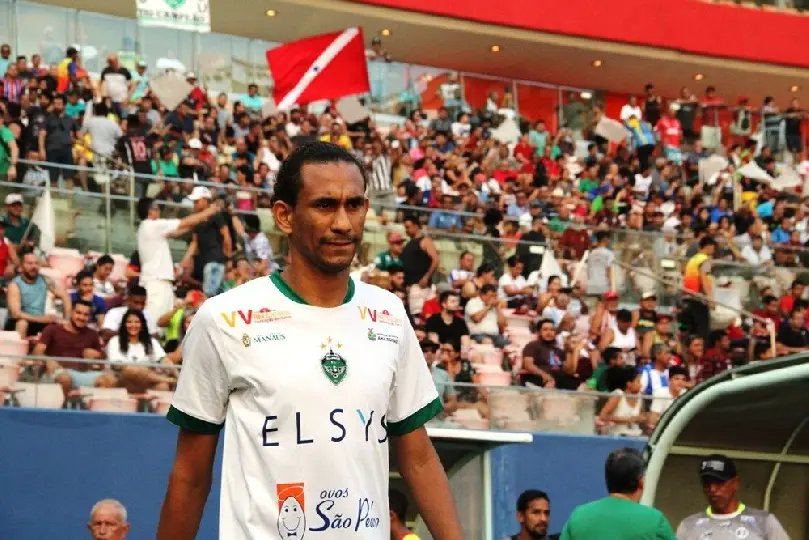 Meia Hamilton pretendido pelo Brusque vira pol&ecirc;mica em Manaus
