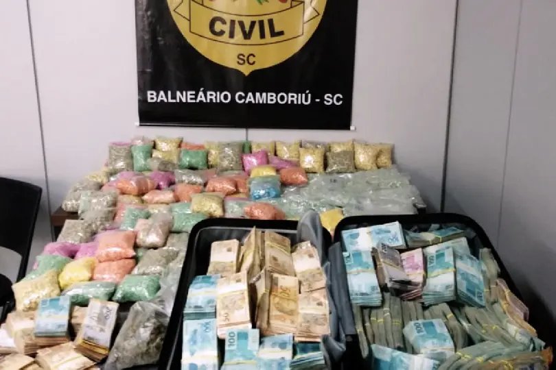 Pol&iacute;cia apreende 100 mil comprimidos de ecstasy e R$900 mil