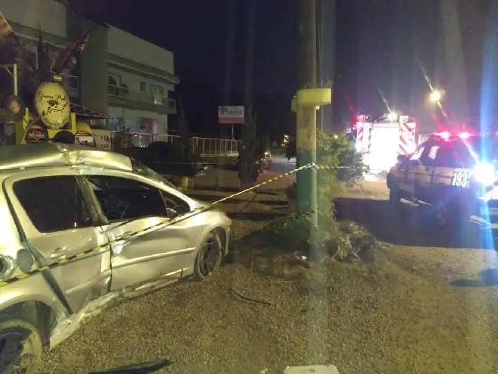 Carro sai da pista e atinge poste na rodovia