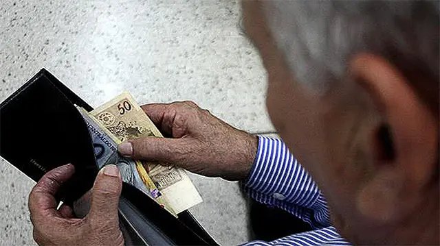 Primeira parcela do 13º começa a ser paga aos aposentados e pensionistas