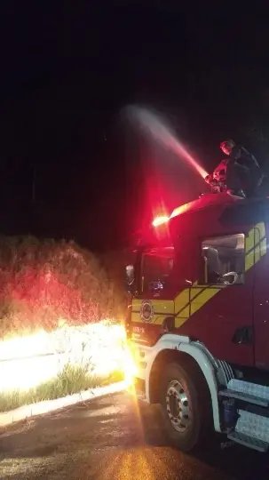 Bombeiros combatem fogo no Bairro Limoeiro