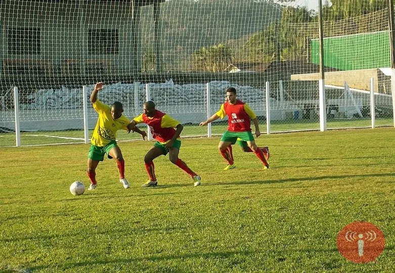Técnico testa opções para jogo de domingo