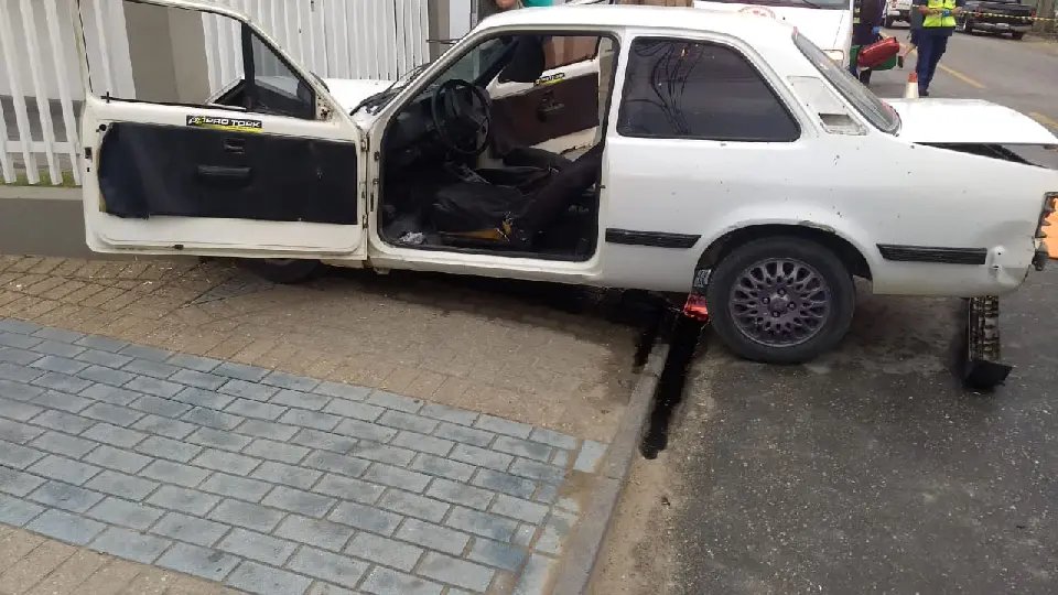Carro colide contra muro no bairro Rio Branco