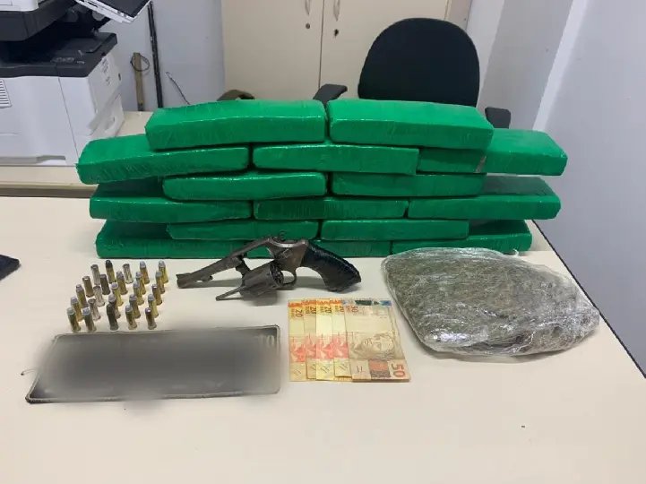Dois homens s&atilde;o presos pela Policia Militar em Brusque, com drogas, armas e muni&ccedil;&otilde;es 