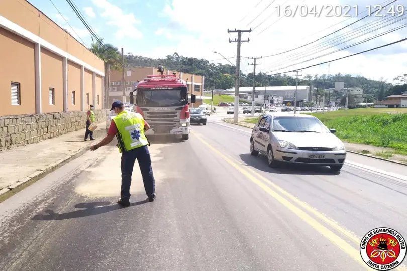 Bombeiros limpam &oacute;leo derramado na Primeiro de Maio