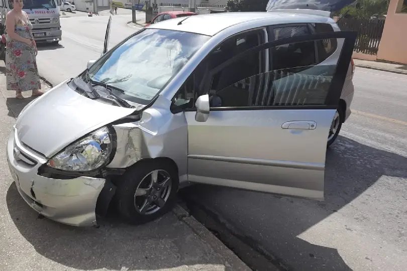 &Oacute;leo na pista derruba quatro motos e faz carro bater contra muro