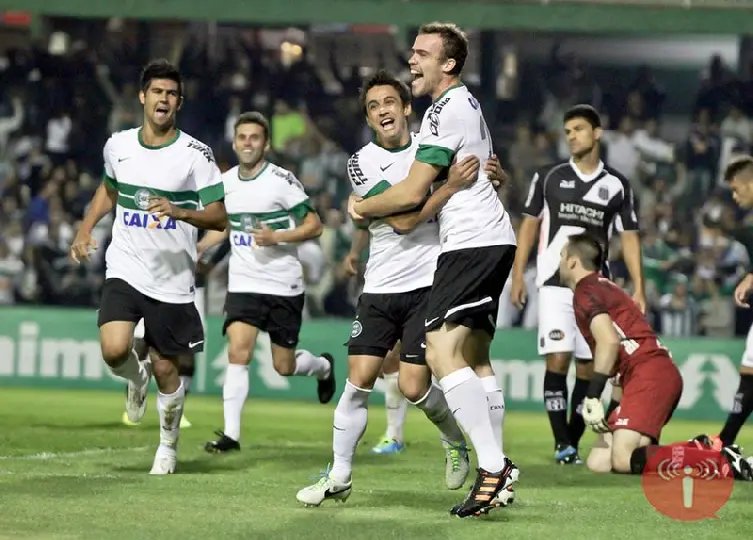 Coritiba volta à liderança da Série A