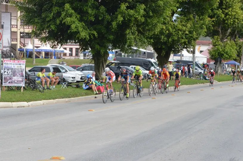 Volta Ciclística reúne 120 atletas em Brusque