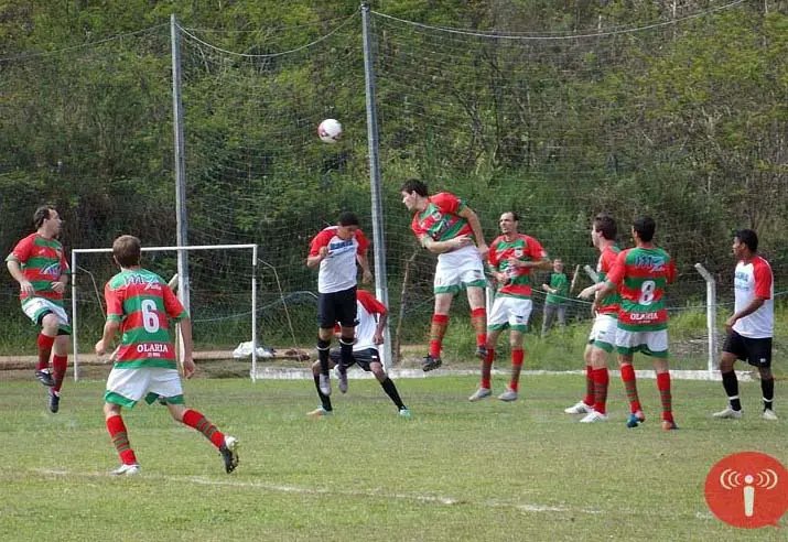 Duas equipes dividem liderança do futebol