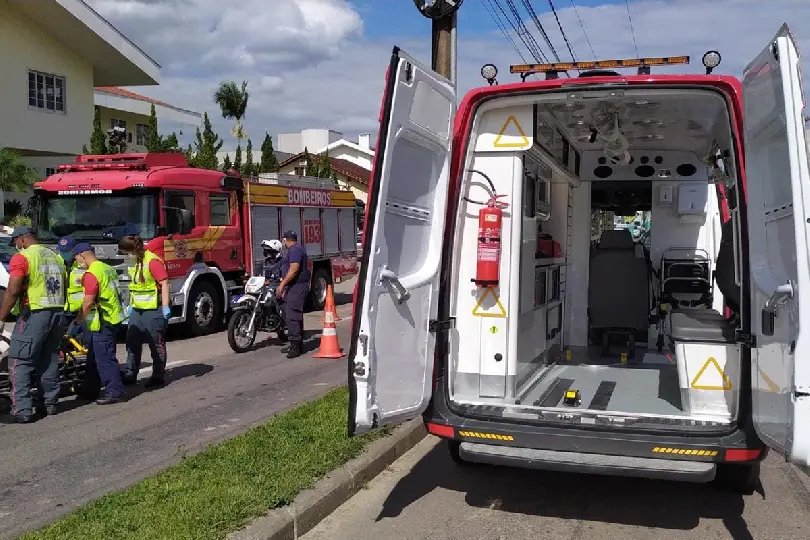 Colis&atilde;o entre carro e moto no Maluche