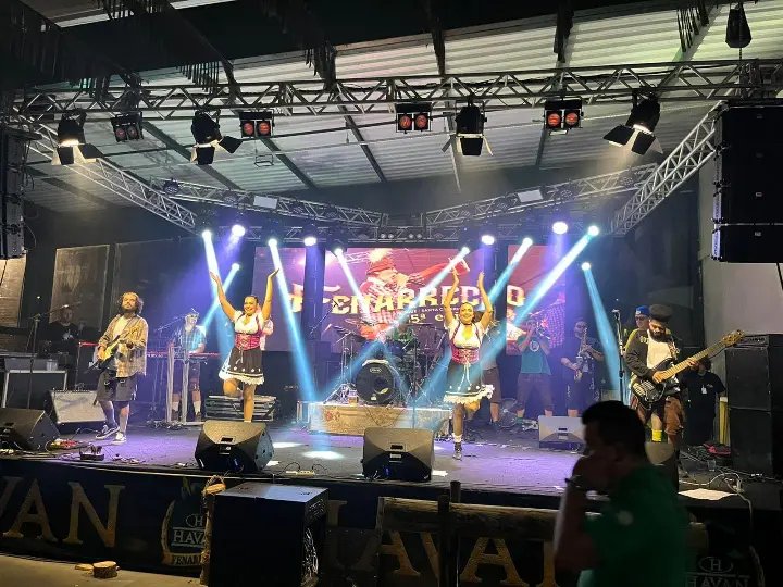 Feriado anima festeiros na Fenarreco 