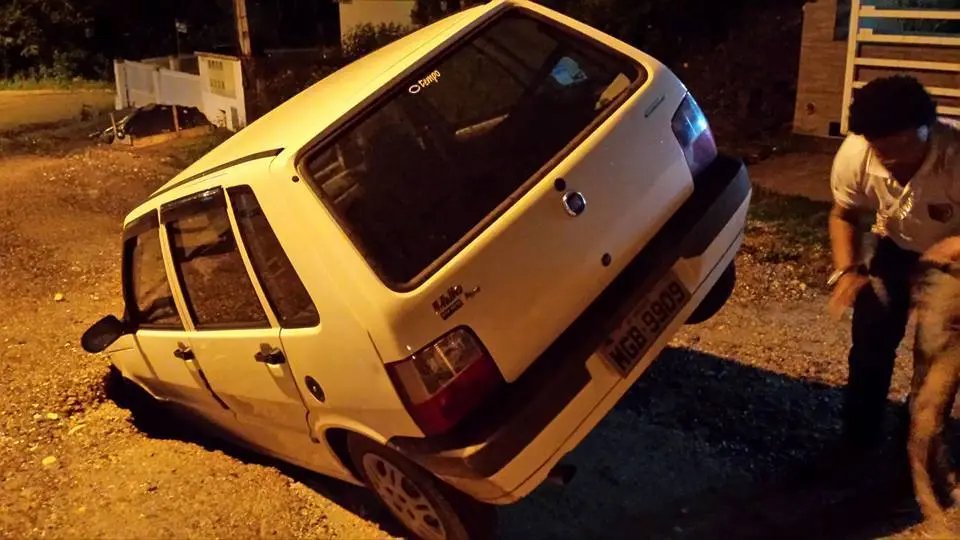 Carro é engolido por buraco no Rio Branco