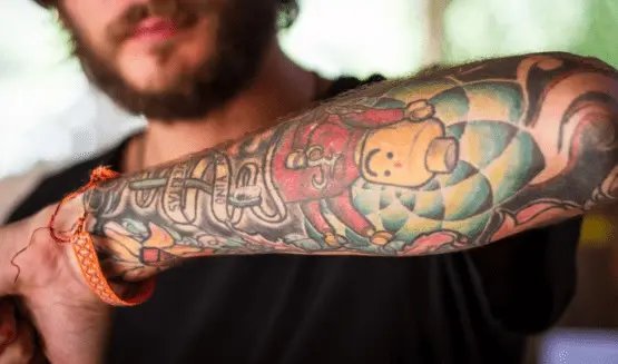 Jovem identificado por tatuagem no bra&ccedil;o cumprir&aacute; pena por assalto em Itaja&iacute;