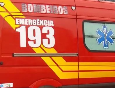 Mulher sofre fraturas após bater moto contra poste