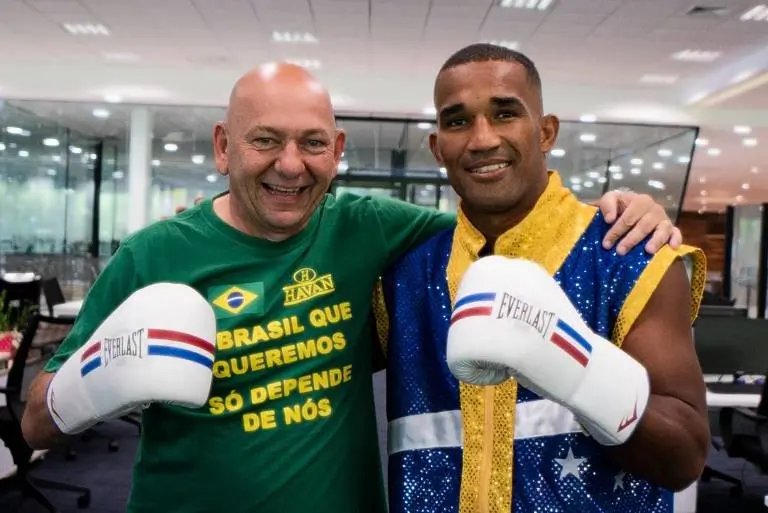 Boxeador medalhista Ol&iacute;mpico visita Havan Brusque