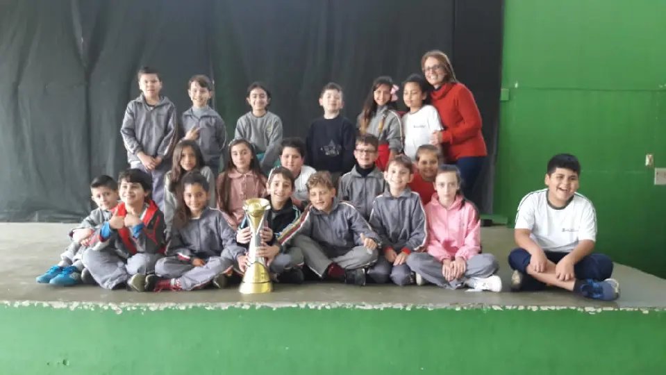 Alunos da Escola Georgina de Carvalho Ramos da Luz celebram conquista do Brusc&atilde;o
