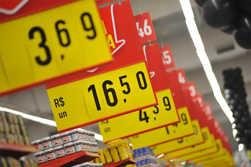 Infla&ccedil;&atilde;o avan&ccedil;a e chega a 6,10%